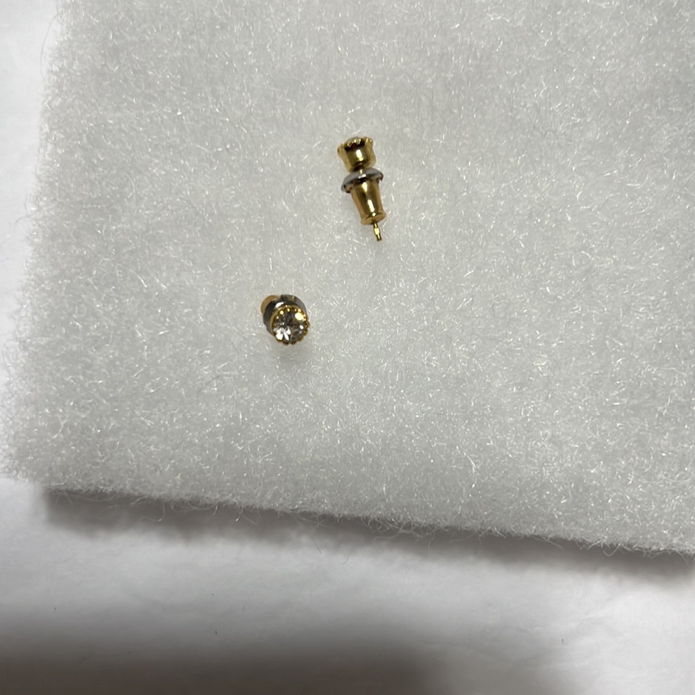 Simple stud earrings - Picture 3 of 4